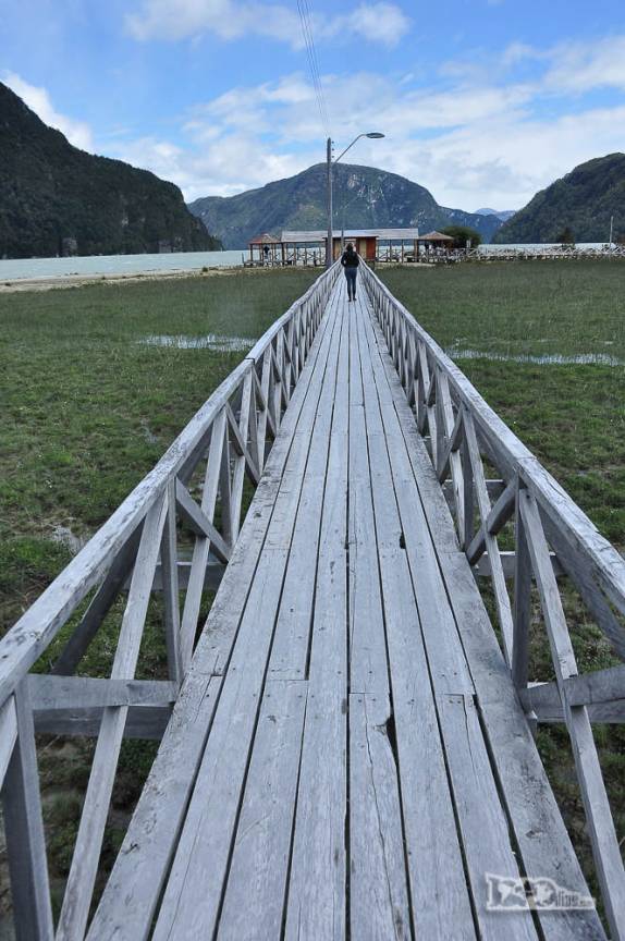 Passarela que leva à Playa Ancha, a praia de Caleta Tortel, no sul do Chile